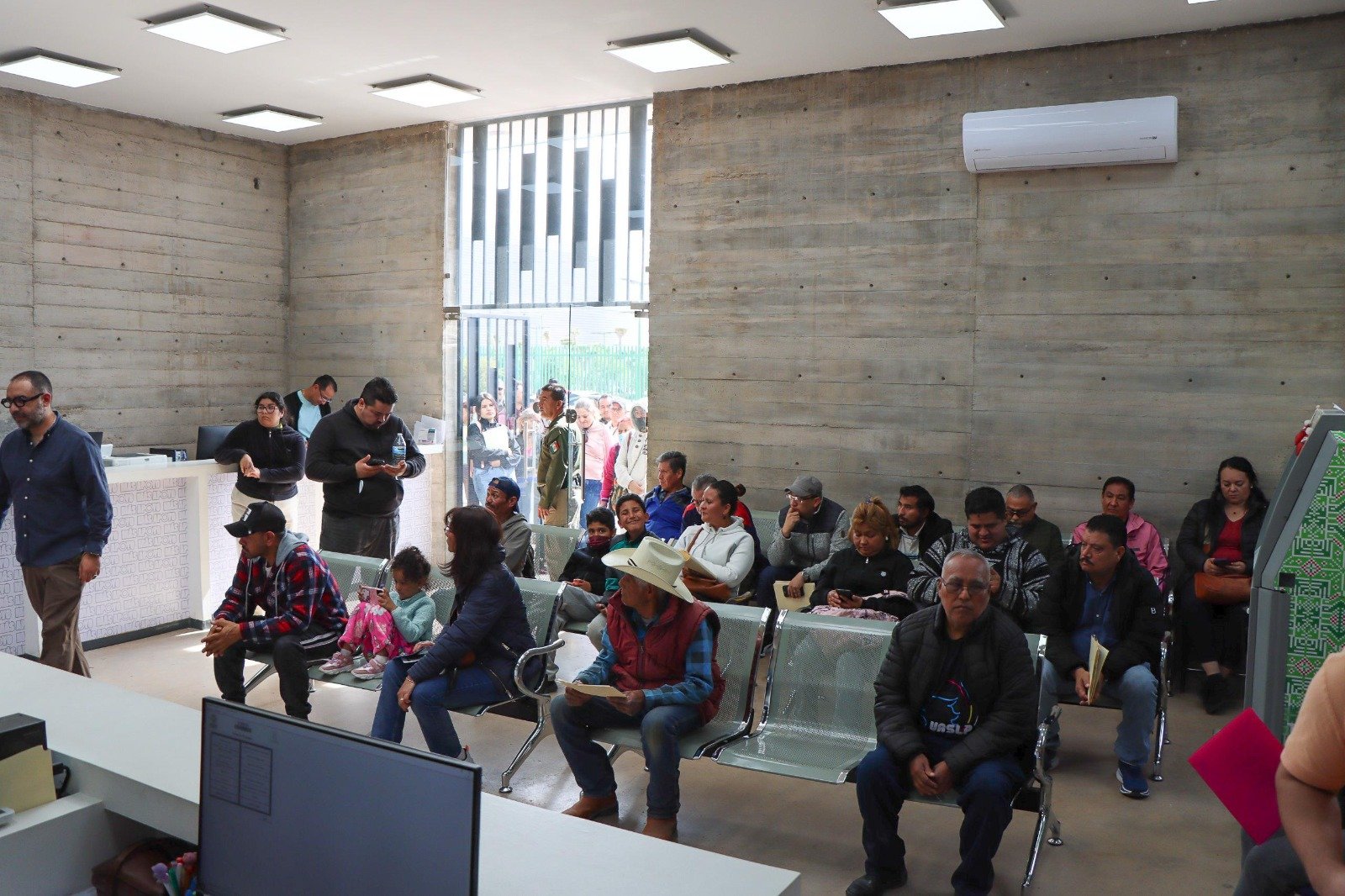 RECAUDADORAS ENTREGAN HOLOGRAMAS Y TARJETAS DE CIRCULACIÓN A CONTRIBUYENTES