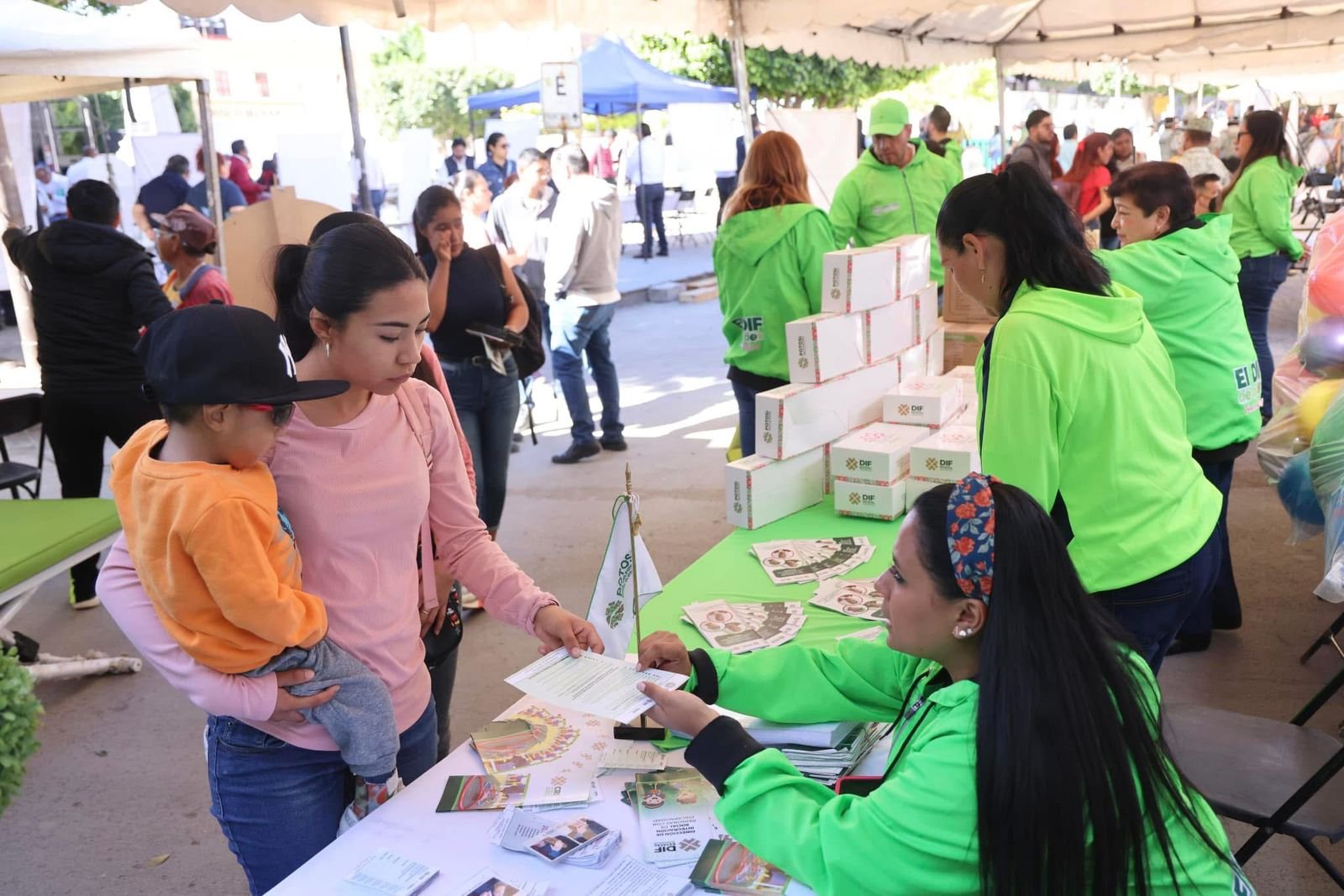 EN EL ALTIPLANO DESTACA APOYO DEL ESTADO A LAS FAMILIAS DURANTE FERIA POR LA PAZ