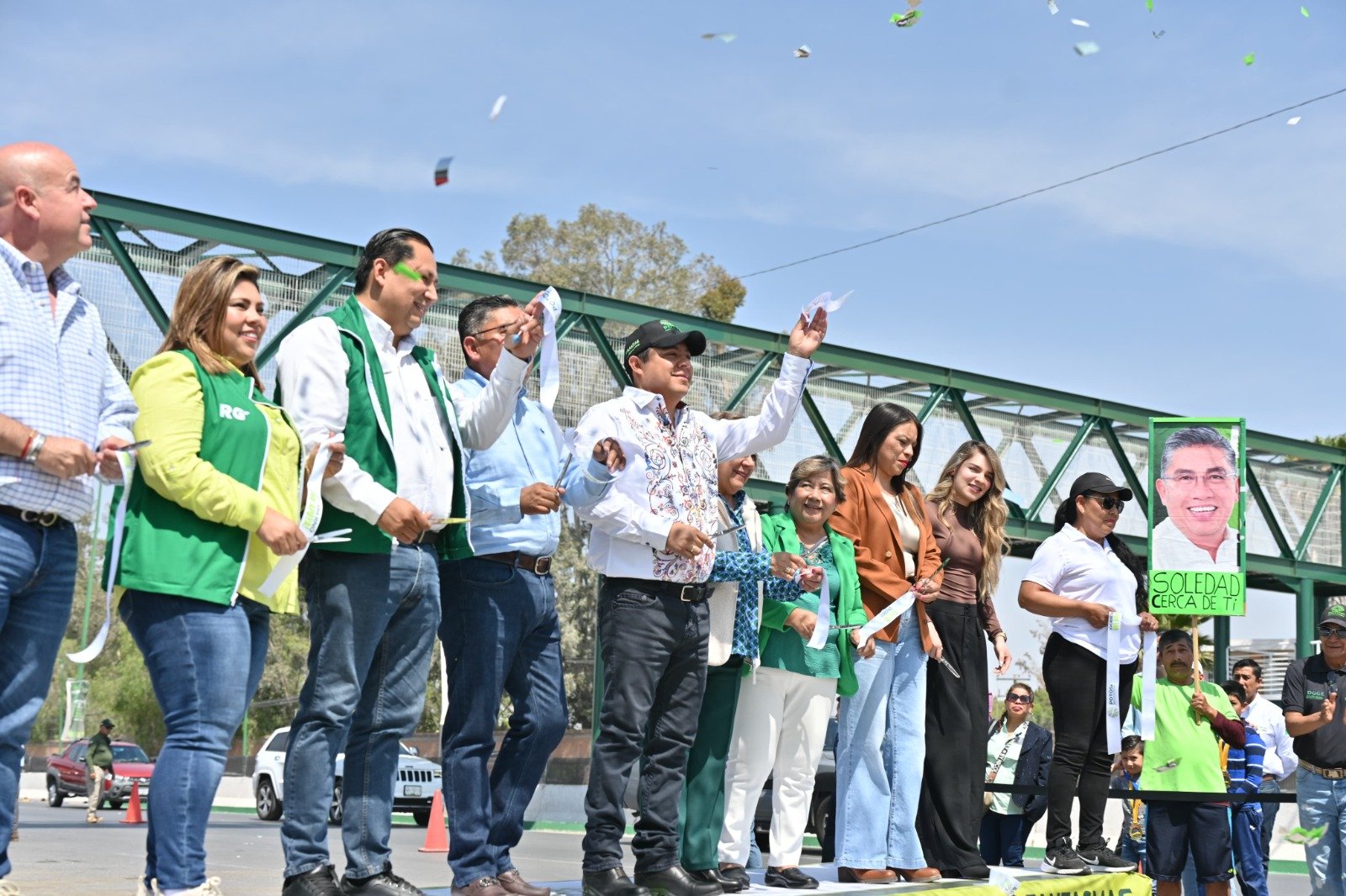 RICARDO GALLARDO ENTREGA MODERNO Y SEGURO PUENTE PEATONAL EN SOLEDAD