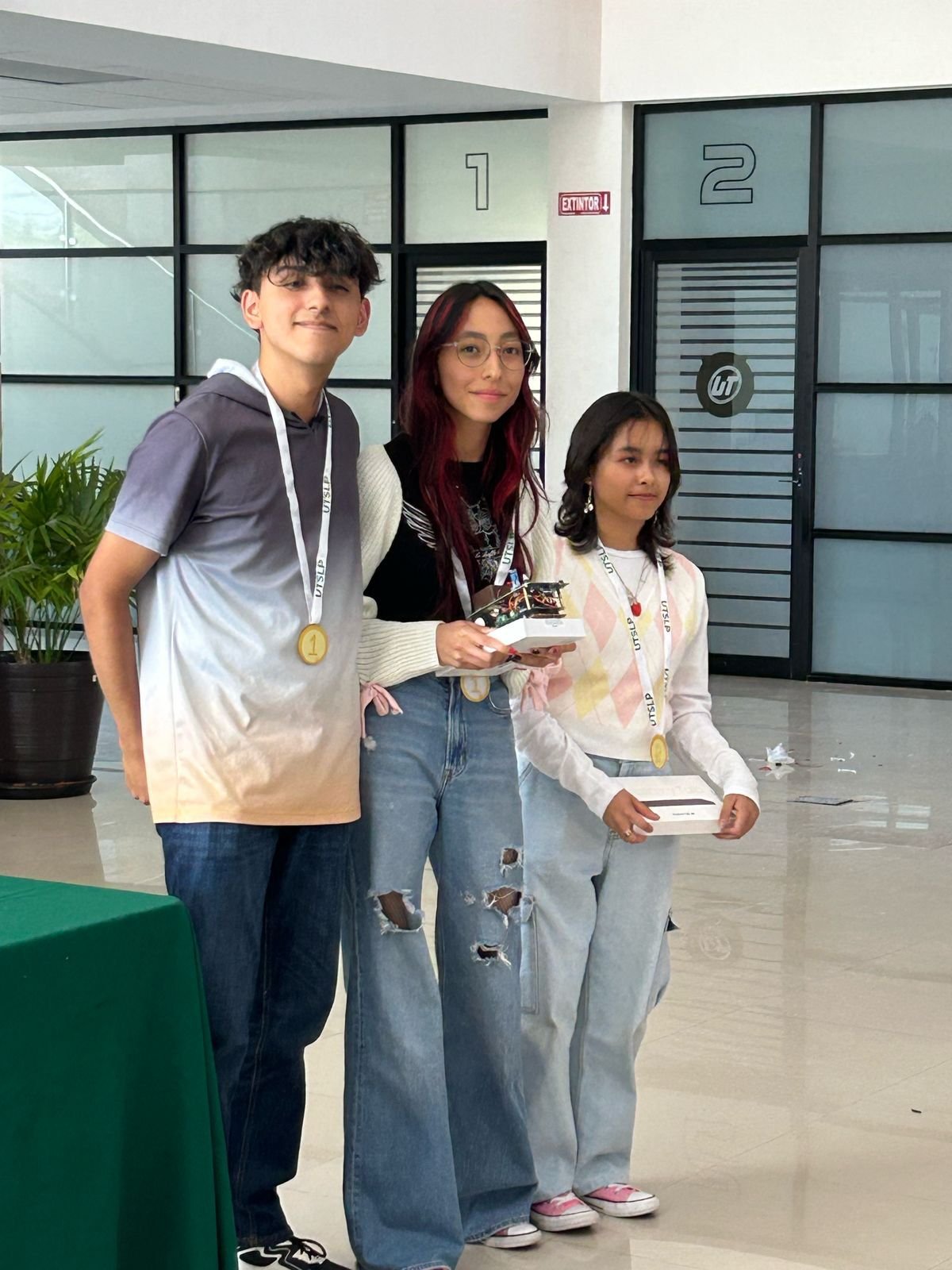 ESTUDIANTES DE LA POLITÉCNICA TRIUNFAN EN COMPETENCIA ROBÓTICA