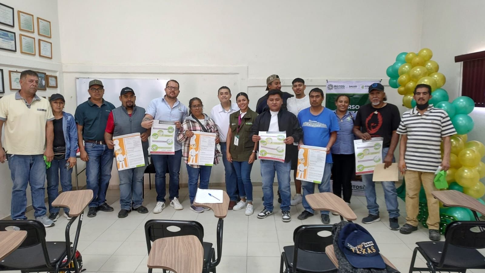 COMO PARTE DEL OPERATIVO CUARESMA 2025 SE CAPACITA A EXPENDEDORES DE PRODUCTOS DEL MAR Y MANEJADORES DE ALIMENTOS.