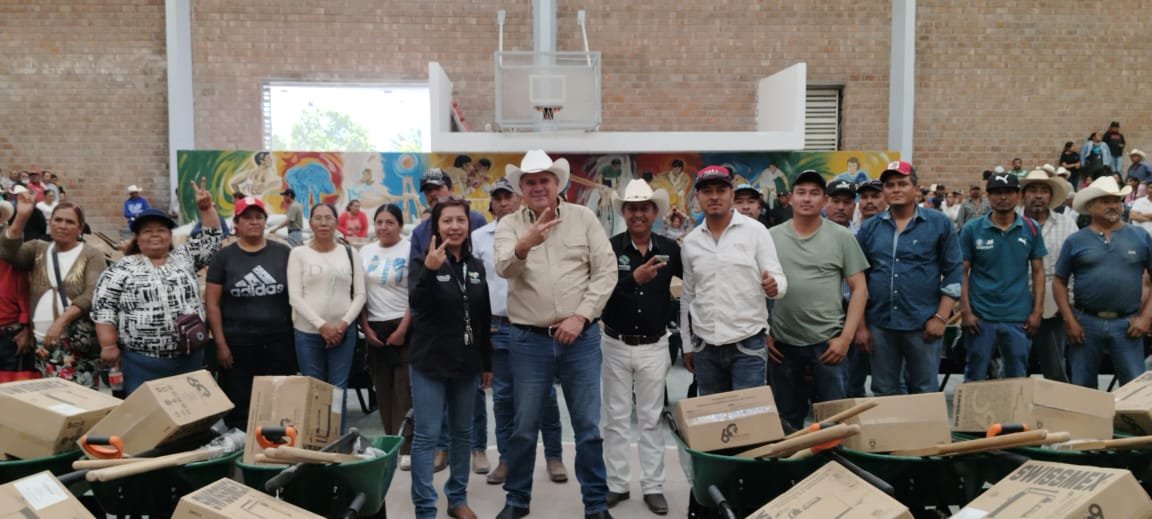RICARDO GALLARDO ENTREGA APOYO A TRABAJADORES DEL CAMPO DE CHARCAS