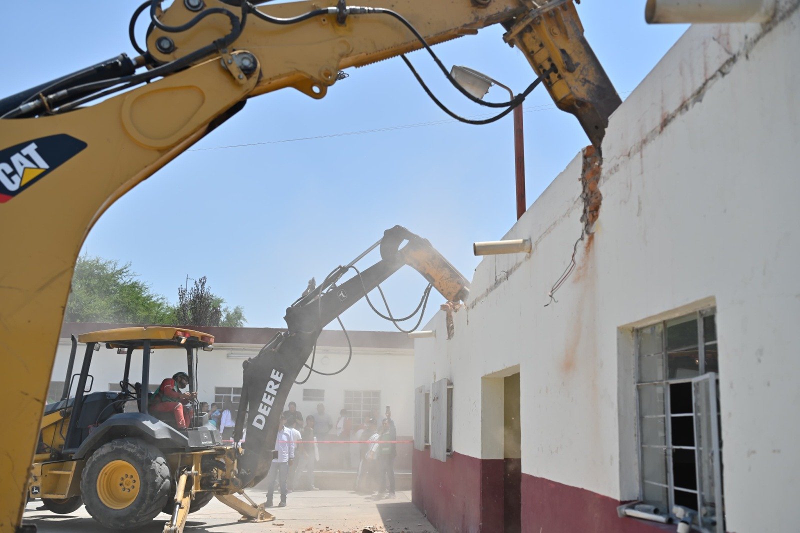 RICARDO GALLARDO RECONSTRUYE ESCUELA A NIÑEZ SOLEDENSE