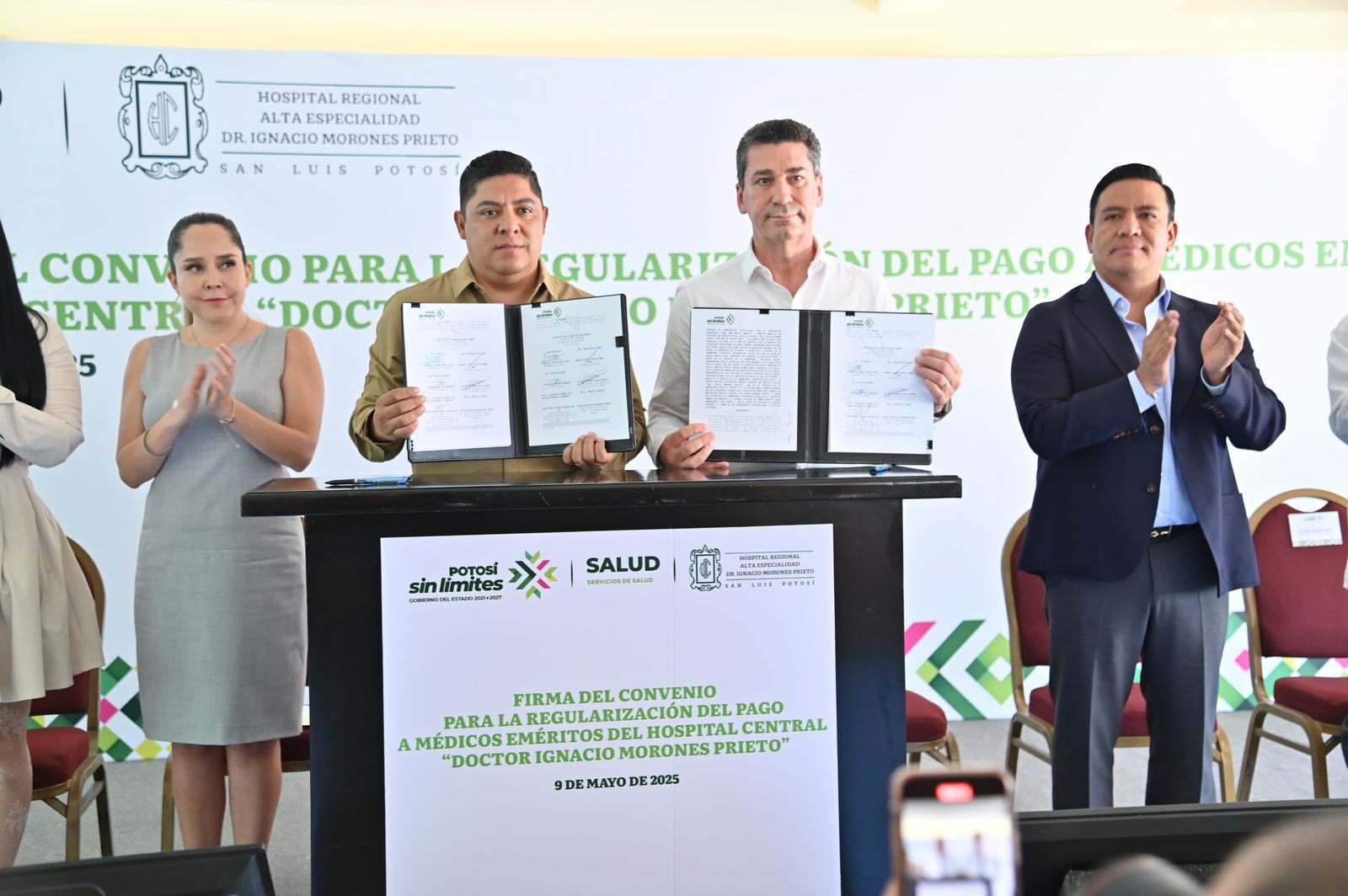 MÉDICOS JUBILADOS RECONOCEN APOYO DEL GOBERNADOR