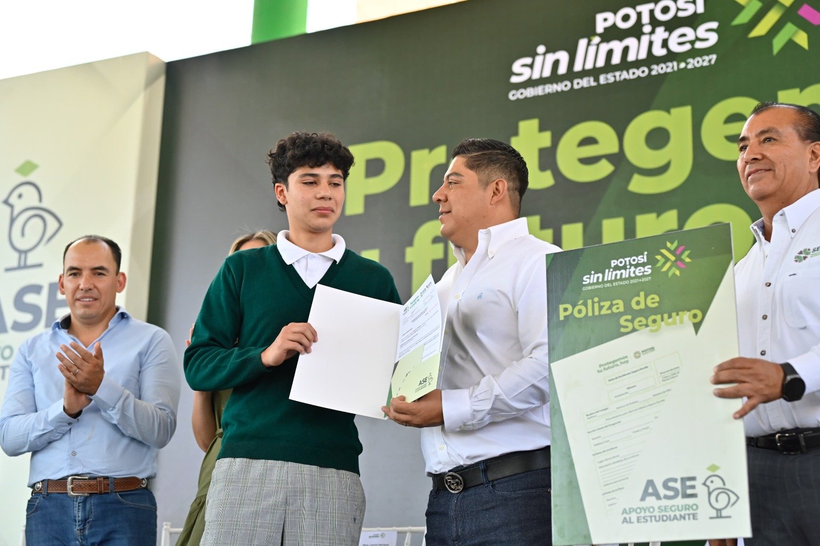 RICARDO GALLARDO MODERNIZA SECUNDARIAS POPULARES