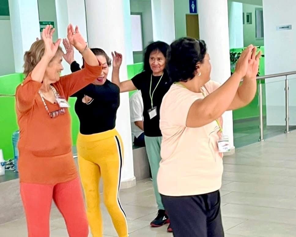 PERSONAS ADULTAS MAYORES PARTICIPAN EN TALLER DE ESTIMULACIÓN COGNITIVA