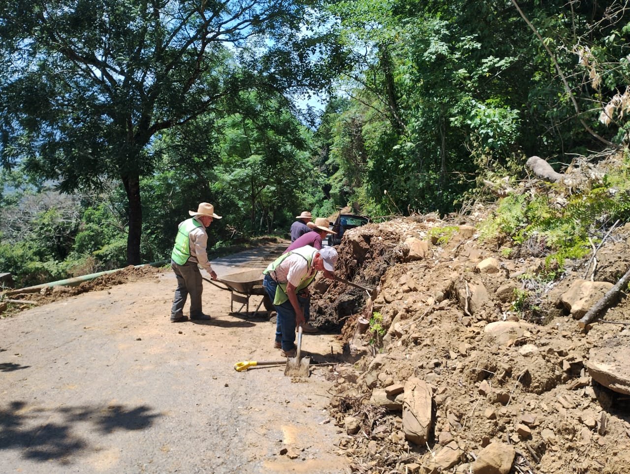 ESTADO ATIENDE CAMINOS AFECTADOS POR LLUVIAS