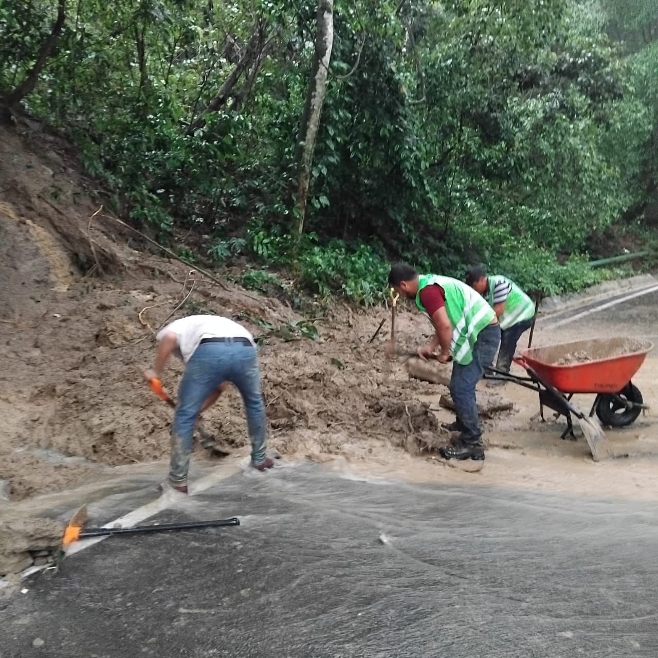 GOBIERNO ESTATAL REALIZA LABORES DE LIMPIEZA PARA RESTABLECER CAMINOS