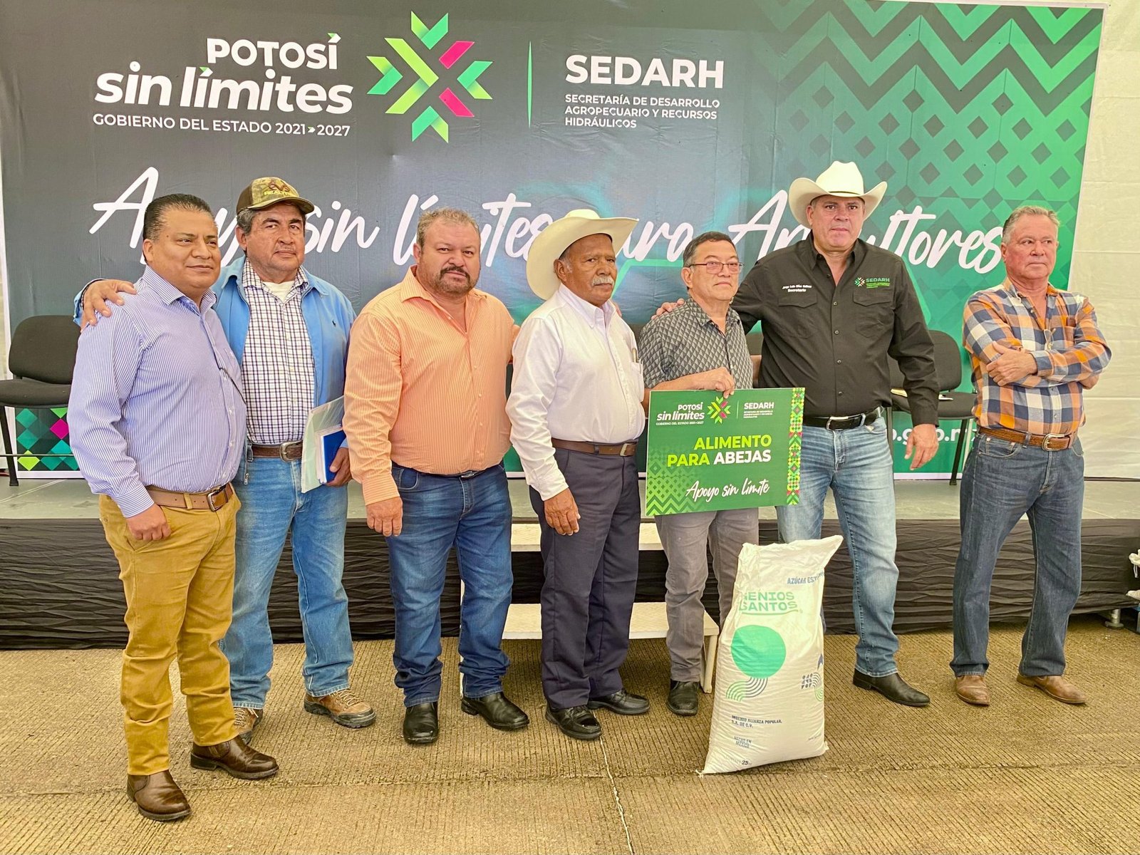 Sedarh entrega material a productores de miel