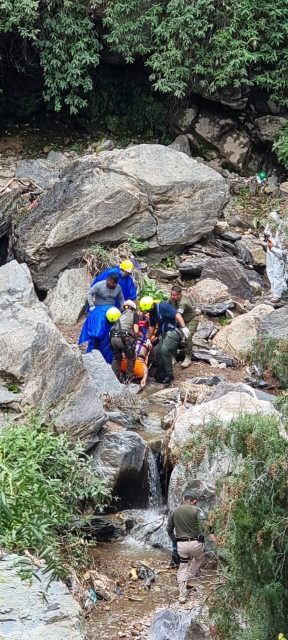 CUERPOS DE EMERGENCIA RESCATAN CUERPOS QUE CAYERON EN BARRANCO EN REAL DE CATORCE