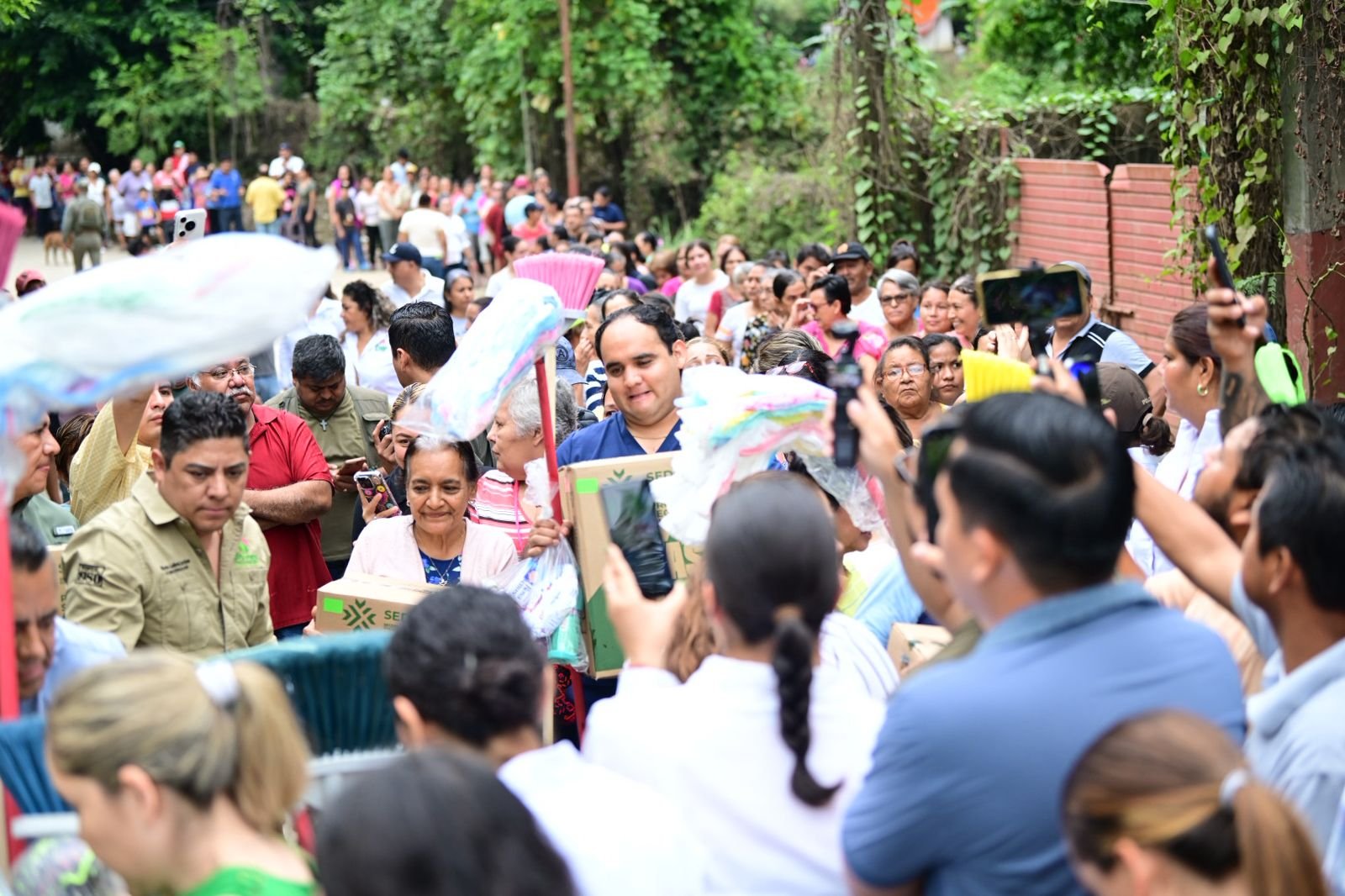 FAMILIAS AGRADECEN A RICARDO GALLARDO POR SU APOYO A LA HUASTECA