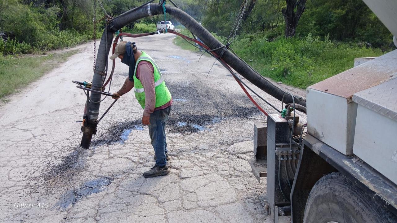 GOBIERNO ESTATAL AVANZA ATENCIÓN DE CAMINOS EN RAYÓN