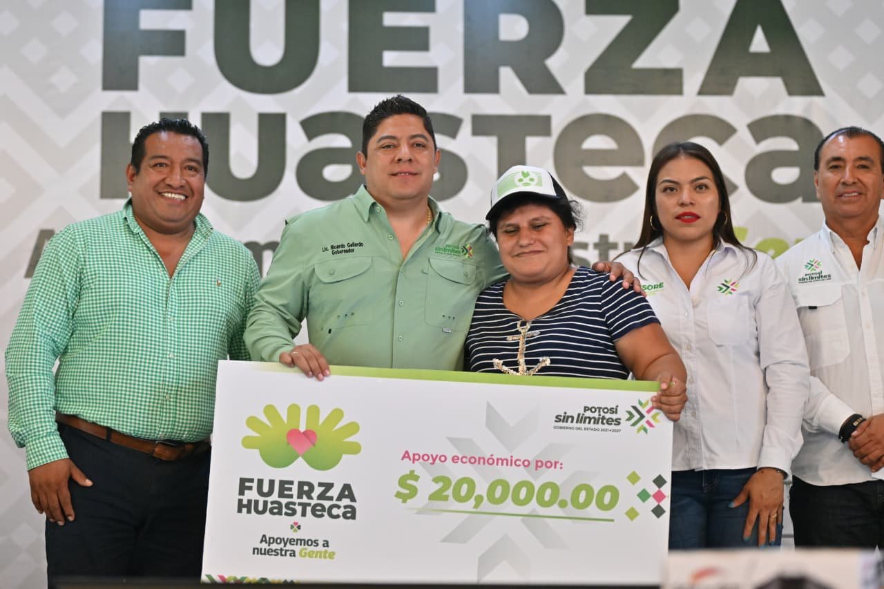 RICARDO GALLARDO LES CUMPLE A DAMNIFICADOS DE TAMAZUNCHALE Y MATLAPA CON PROGRAMA “FUERZA HUASTECA”
