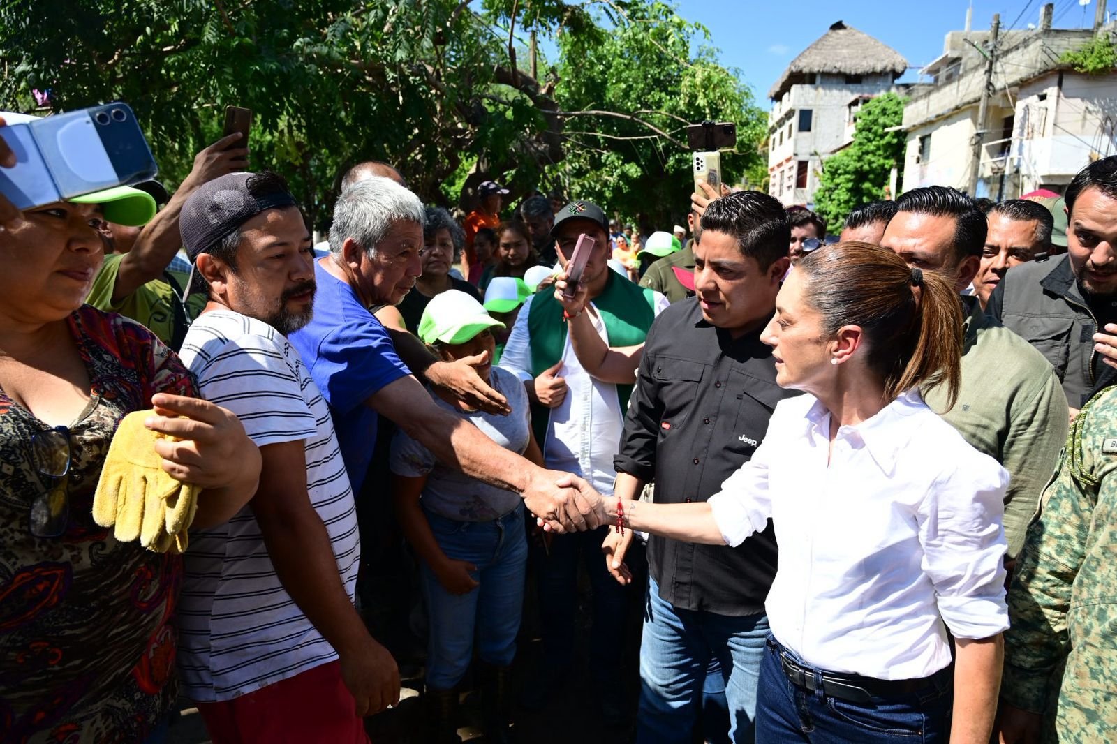 CLAUDIA SHEINBAUM Y RICARDO GALLARDO ENTREGAN MÁS APOYO Y SUPERVISAN LABORES DE LIMPIEZA EN TAMAZUNCHALE