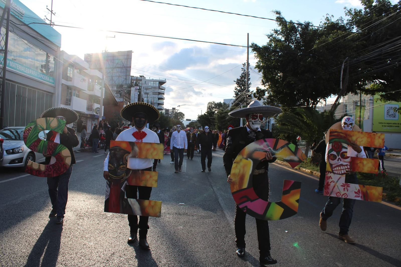 COLOR Y TRADICIÓN EN DESFILE MONUMENTAL DE “XANTOLO EN TU CIUDAD”