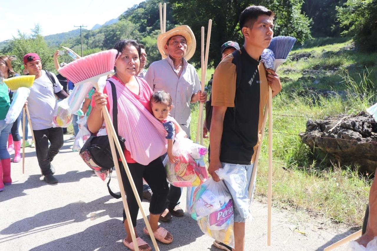ENTREGAN APOYOS A FAMILIAS AFECTADAS POR LLUVIAS EN LA HUASTECA POTOSINA