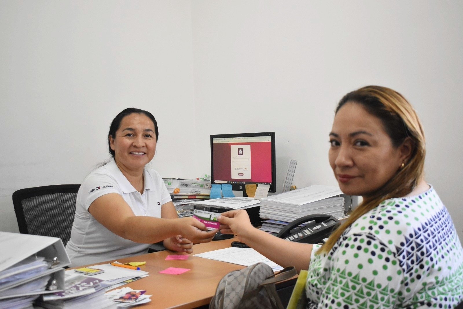 LLEVA GOBIERNO DEL ESTADO MÁS APOYO CON TARJETAS ROSAS A MUJERES POTOSINAS
