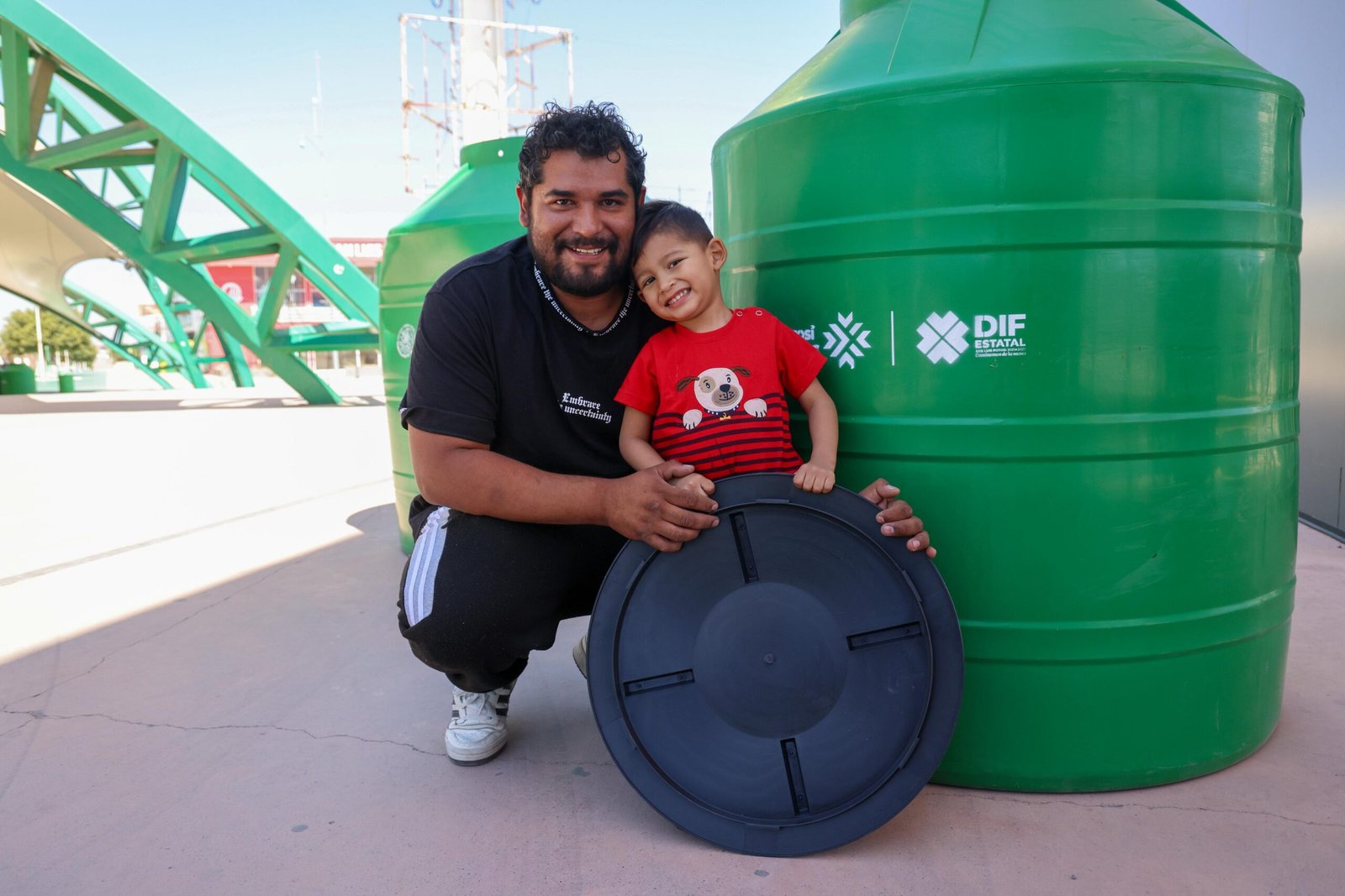 ESTADO ENTREGA TINACOS A FAMILIAS DE LA ZONA METROPOLITANA