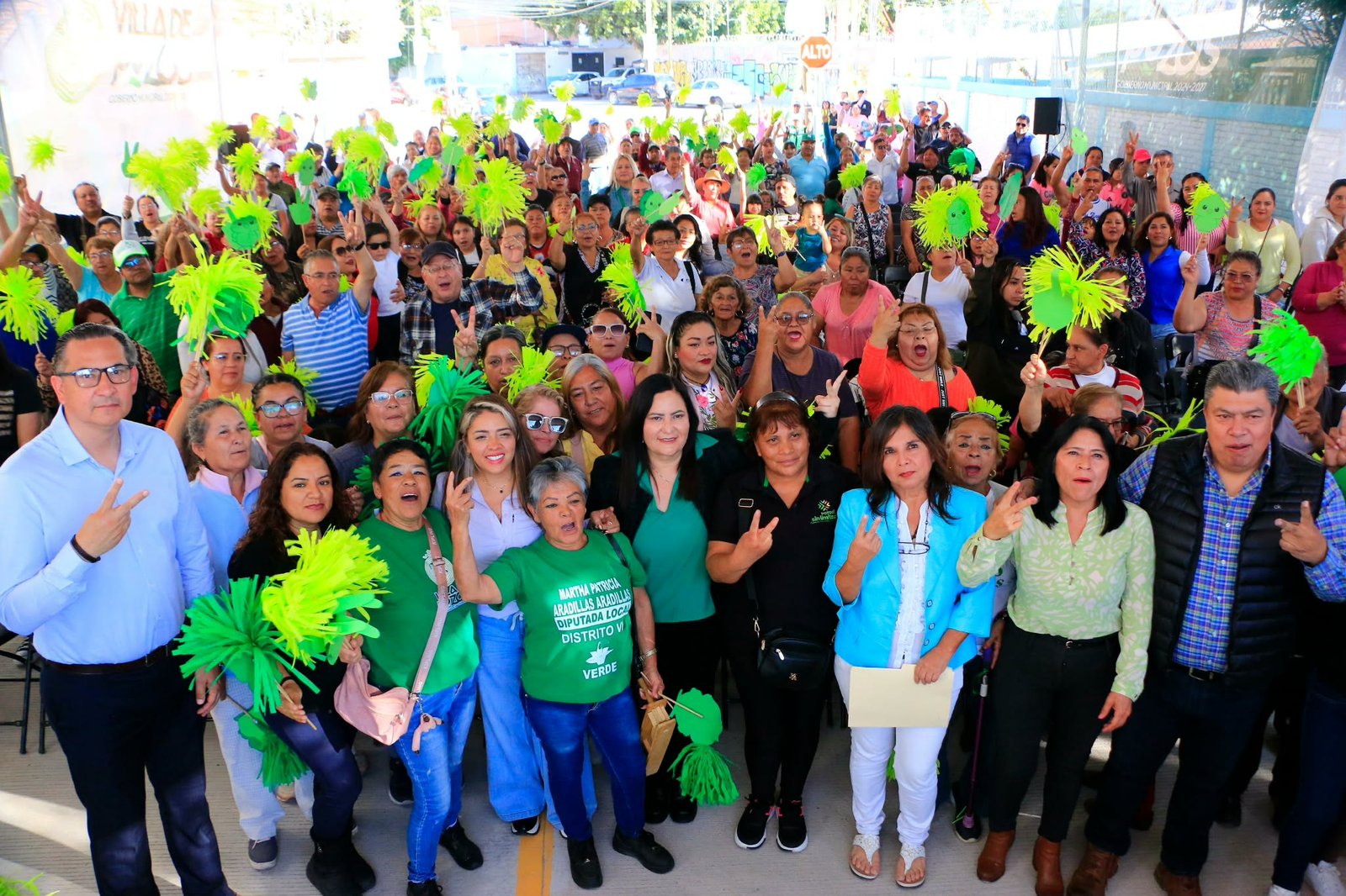 PATY ARADILLAS ENTREGA REHABILITACIÓN DE CALLES CELAYA Y LEÓN