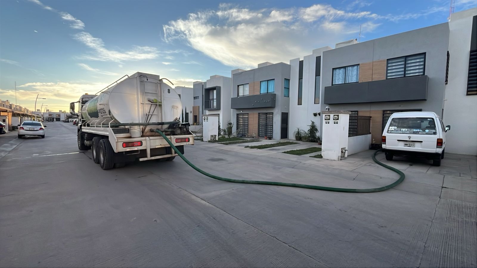 ESTADO REFUERZA ABASTECIMIENTO DE AGUA EN COLONIAS DEL NORTE DE LA CAPITAL