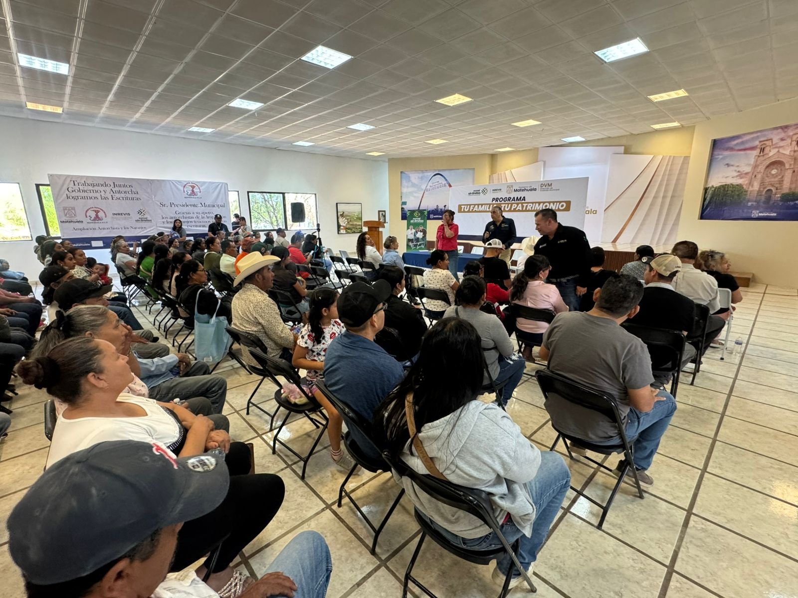 RICARDO GALLARDO CUMPLE A MATEHUALA CON ENTREGA DE ESCRITURAS