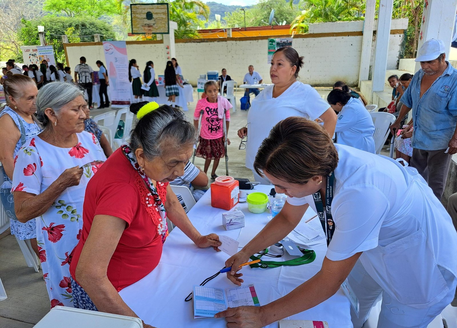 GOBIERNO ESTATAL ACERCA SERVICIOS MÉDICOS A PUEBLOS ORIGINARIOS