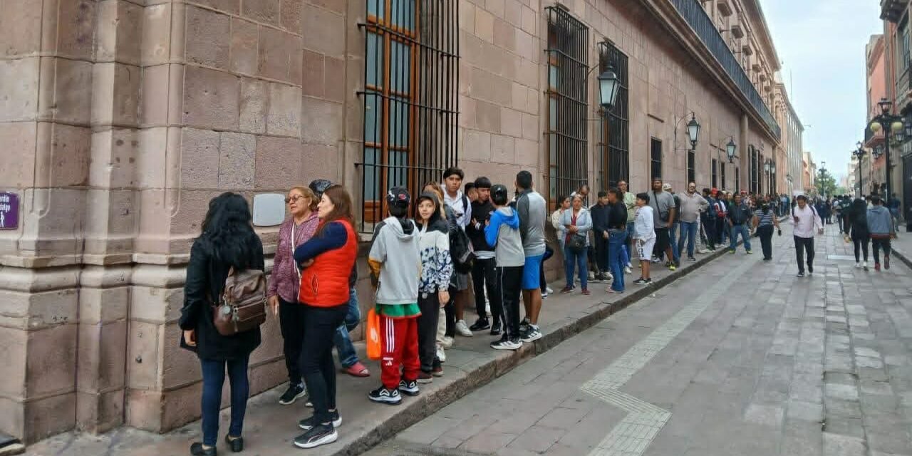 GOBIERNO DEL ESTADO ENTREGA ÁLBUMES Y ESTAMPAS DEL MUNDIAL PARA FOMENTAR LA CONVIVENCIA FAMILIAR