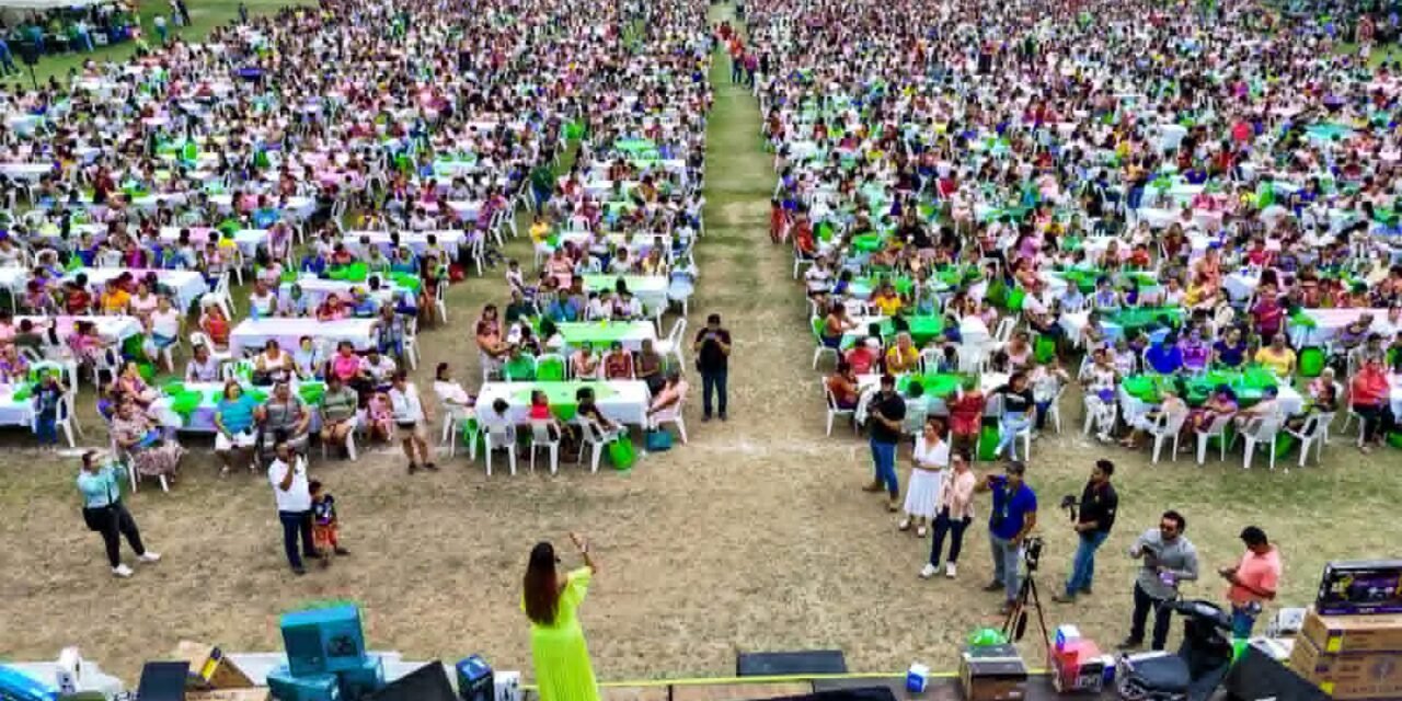 RUTH GONZÁLEZ CELEBRA EL DÍA DE LAS MADRES JUNTO A MILES DE MUJERES HUASTECAS  •	La Senadora las convocó a seguir trabajando unidas para transformar la vida de sus familias y fortalecer el cambio que hoy vive San Luis Potosí.   Miles de mujeres de la Huasteca potosina acudieron al llamado de Ruth González Silva, Senadora de la República por San Luis Potosí, para celebrar juntas el Día de las Madres en un ambiente lleno de alegría, convivencia y reconocimiento a las mamás potosinas.  La primera visita fue en el municipio de Tamazunchale, donde la legisladora ecologista felicitó a las miles de mamás que asistieron al festejo, invitándolas a seguir cuidando y aprovechando los beneficios, programas y apoyos que hoy existen para su beneficio, así como el de sus hijas e hijos.   Posteriormente, en el municipio de Axtla de Terrazas, Ruth González fue recibida entre muestras de respaldo, alegría y aplausos por mujeres, quienes abarrotaron el estadio municipal, para festejar con ella el Día de las Madres, refrendando el compromiso de continuar trabajando incansablemente por el bienestar de todas las potosinas.  Ante las asistentes, la Senadora Ruth González reiteró que seguirá gestionando apoyos para mujeres emprendedoras que buscan iniciar un negocio, acceder a cursos y capacitaciones; además, aseguró que atenderá las necesidades que la ciudadanía le hace llegar a través de peticiones y solicitudes.  Finalmente, la Senadora de la República destacó que escuchar y mantenerse cercana a la gente permite seguir impulsando el cambio que ha transformado la vida de miles de familias de las cuatro regiones de San Luis Potosí.