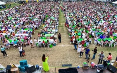RUTH GONZÁLEZ CELEBRA EL DÍA DE LAS MADRES JUNTO A MILES DE MUJERES HUASTECAS  •	La Senadora las convocó a seguir trabajando unidas para transformar la vida de sus familias y fortalecer el cambio que hoy vive San Luis Potosí.   Miles de mujeres de la Huasteca potosina acudieron al llamado de Ruth González Silva, Senadora de la República por San Luis Potosí, para celebrar juntas el Día de las Madres en un ambiente lleno de alegría, convivencia y reconocimiento a las mamás potosinas.  La primera visita fue en el municipio de Tamazunchale, donde la legisladora ecologista felicitó a las miles de mamás que asistieron al festejo, invitándolas a seguir cuidando y aprovechando los beneficios, programas y apoyos que hoy existen para su beneficio, así como el de sus hijas e hijos.   Posteriormente, en el municipio de Axtla de Terrazas, Ruth González fue recibida entre muestras de respaldo, alegría y aplausos por mujeres, quienes abarrotaron el estadio municipal, para festejar con ella el Día de las Madres, refrendando el compromiso de continuar trabajando incansablemente por el bienestar de todas las potosinas.  Ante las asistentes, la Senadora Ruth González reiteró que seguirá gestionando apoyos para mujeres emprendedoras que buscan iniciar un negocio, acceder a cursos y capacitaciones; además, aseguró que atenderá las necesidades que la ciudadanía le hace llegar a través de peticiones y solicitudes.  Finalmente, la Senadora de la República destacó que escuchar y mantenerse cercana a la gente permite seguir impulsando el cambio que ha transformado la vida de miles de familias de las cuatro regiones de San Luis Potosí.