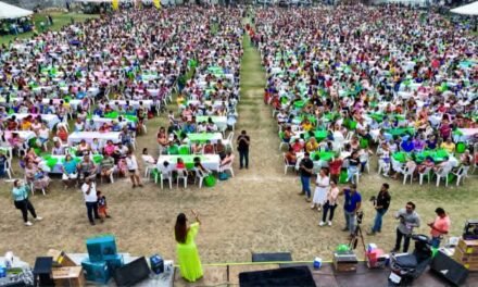RUTH GONZÁLEZ CELEBRA EL DÍA DE LAS MADRES JUNTO A MILES DE MUJERES HUASTECAS  •	La Senadora las convocó a seguir trabajando unidas para transformar la vida de sus familias y fortalecer el cambio que hoy vive San Luis Potosí.   Miles de mujeres de la Huasteca potosina acudieron al llamado de Ruth González Silva, Senadora de la República por San Luis Potosí, para celebrar juntas el Día de las Madres en un ambiente lleno de alegría, convivencia y reconocimiento a las mamás potosinas.  La primera visita fue en el municipio de Tamazunchale, donde la legisladora ecologista felicitó a las miles de mamás que asistieron al festejo, invitándolas a seguir cuidando y aprovechando los beneficios, programas y apoyos que hoy existen para su beneficio, así como el de sus hijas e hijos.   Posteriormente, en el municipio de Axtla de Terrazas, Ruth González fue recibida entre muestras de respaldo, alegría y aplausos por mujeres, quienes abarrotaron el estadio municipal, para festejar con ella el Día de las Madres, refrendando el compromiso de continuar trabajando incansablemente por el bienestar de todas las potosinas.  Ante las asistentes, la Senadora Ruth González reiteró que seguirá gestionando apoyos para mujeres emprendedoras que buscan iniciar un negocio, acceder a cursos y capacitaciones; además, aseguró que atenderá las necesidades que la ciudadanía le hace llegar a través de peticiones y solicitudes.  Finalmente, la Senadora de la República destacó que escuchar y mantenerse cercana a la gente permite seguir impulsando el cambio que ha transformado la vida de miles de familias de las cuatro regiones de San Luis Potosí.