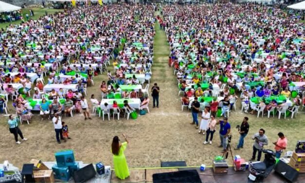 RUTH GONZÁLEZ CELEBRA EL DÍA DE LAS MADRES JUNTO A MILES DE MUJERES HUASTECAS  •	La Senadora las convocó a seguir trabajando unidas para transformar la vida de sus familias y fortalecer el cambio que hoy vive San Luis Potosí.   Miles de mujeres de la Huasteca potosina acudieron al llamado de Ruth González Silva, Senadora de la República por San Luis Potosí, para celebrar juntas el Día de las Madres en un ambiente lleno de alegría, convivencia y reconocimiento a las mamás potosinas.  La primera visita fue en el municipio de Tamazunchale, donde la legisladora ecologista felicitó a las miles de mamás que asistieron al festejo, invitándolas a seguir cuidando y aprovechando los beneficios, programas y apoyos que hoy existen para su beneficio, así como el de sus hijas e hijos.   Posteriormente, en el municipio de Axtla de Terrazas, Ruth González fue recibida entre muestras de respaldo, alegría y aplausos por mujeres, quienes abarrotaron el estadio municipal, para festejar con ella el Día de las Madres, refrendando el compromiso de continuar trabajando incansablemente por el bienestar de todas las potosinas.  Ante las asistentes, la Senadora Ruth González reiteró que seguirá gestionando apoyos para mujeres emprendedoras que buscan iniciar un negocio, acceder a cursos y capacitaciones; además, aseguró que atenderá las necesidades que la ciudadanía le hace llegar a través de peticiones y solicitudes.  Finalmente, la Senadora de la República destacó que escuchar y mantenerse cercana a la gente permite seguir impulsando el cambio que ha transformado la vida de miles de familias de las cuatro regiones de San Luis Potosí.