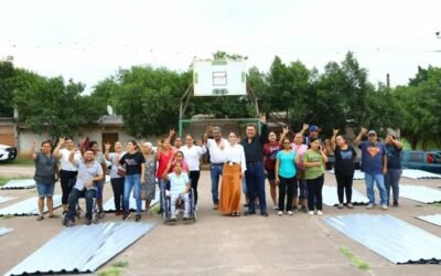 ENTREGAN PAQUETES DE LÁMINAS A FAMILIAS DE SAN MARTÍN