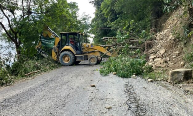 GOBIERNO ESTATAL ATIENDE CAMINOS AFECTADOS POR LAS LLUVIAS