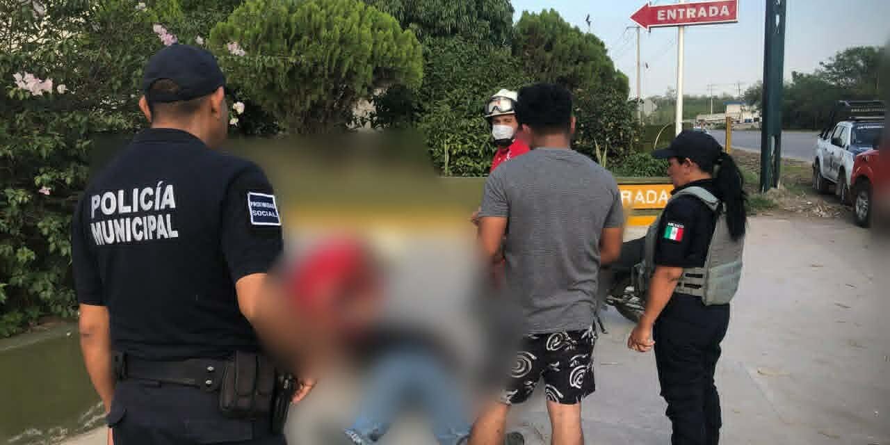 MOTOCICLISTA SE SALE DEL CAMINO Y SE ESTAMPA CONTRA CAMIONETA ESTACIONADA