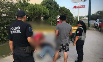MOTOCICLISTA SE SALE DEL CAMINO Y SE ESTAMPA CONTRA CAMIONETA ESTACIONADA