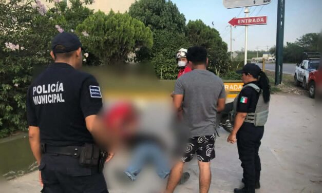 MOTOCICLISTA SE SALE DEL CAMINO Y SE ESTAMPA CONTRA CAMIONETA ESTACIONADA