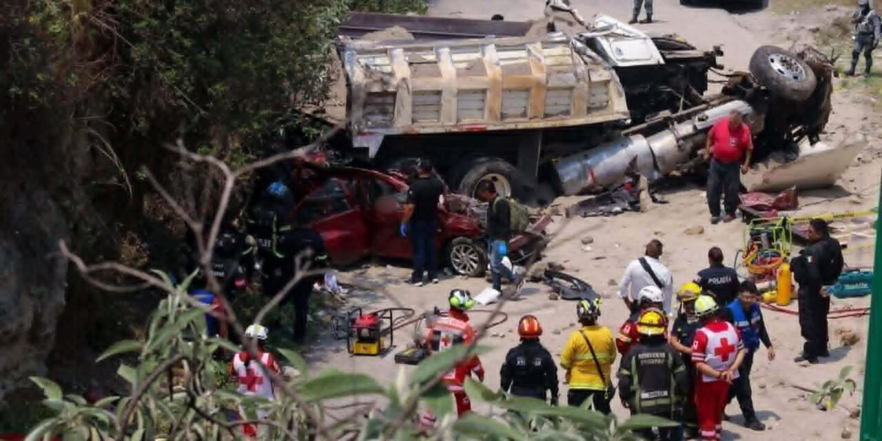 Tragedia en Naucalpan: camión sin control aplasta auto con familia