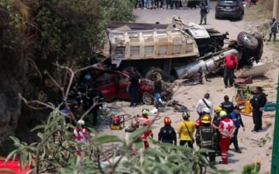 Tragedia en Naucalpan: camión sin control aplasta auto con familia