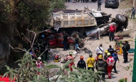 Tragedia en Naucalpan: camión sin control aplasta auto con familia