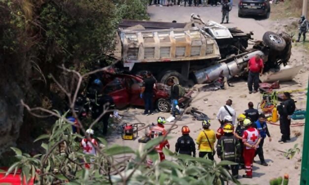Tragedia en Naucalpan: camión sin control aplasta auto con familia