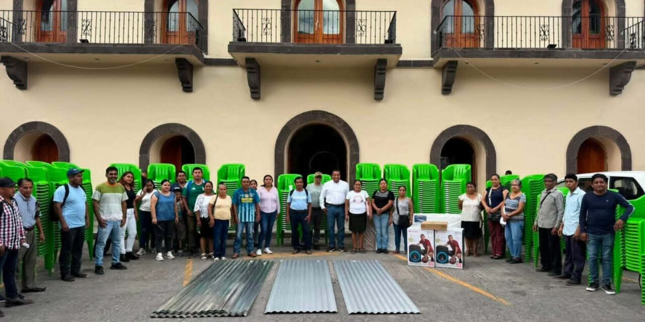 CONTINÚA GOBIERNO MUNICIPAL FORTALECIENDO A COMUNIDADES CON ENTREGA DE APOYOS