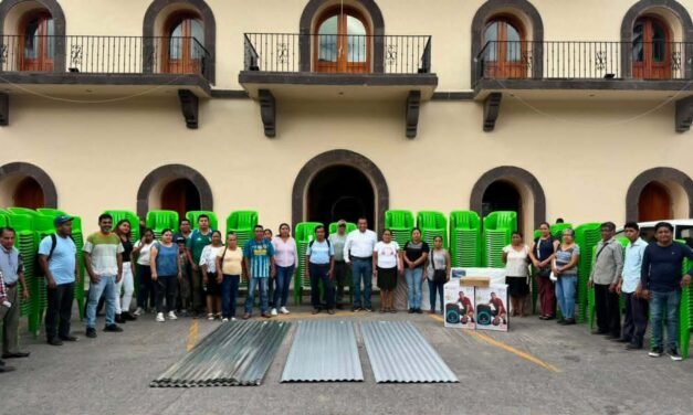 CONTINÚA GOBIERNO MUNICIPAL FORTALECIENDO A COMUNIDADES CON ENTREGA DE APOYOS