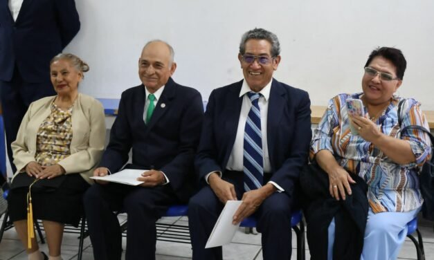 GOBIERNO ESTATAL APOYA A FÉLIX Y FERNANDO A GRADUARSE DE LA PREPARATORIA