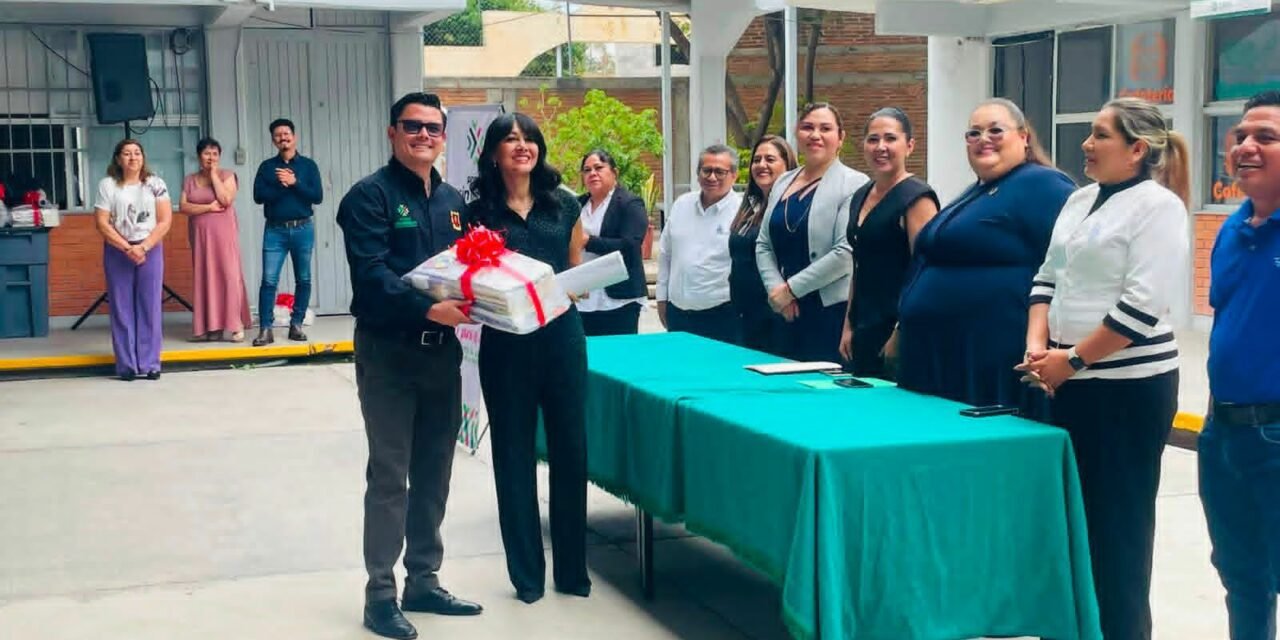 GOBIERNO ESTATAL IMPULSA LA FORMACIÓN DE FUTUROS DOCENTES CON ENTREGA DE ACERVOS LITERARIOS
