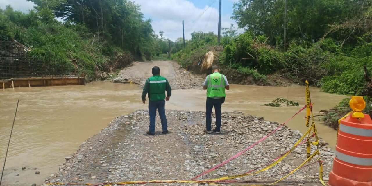GOBIERNO ESTATAL MANTIENE CERRADO PASO EN PUENTE DEL EJE XOLOL-TAMUÍN POR CRECIENTE DE AGUA