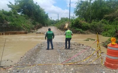 GOBIERNO ESTATAL MANTIENE CERRADO PASO EN PUENTE DEL EJE XOLOL-TAMUÍN POR CRECIENTE DE AGUA