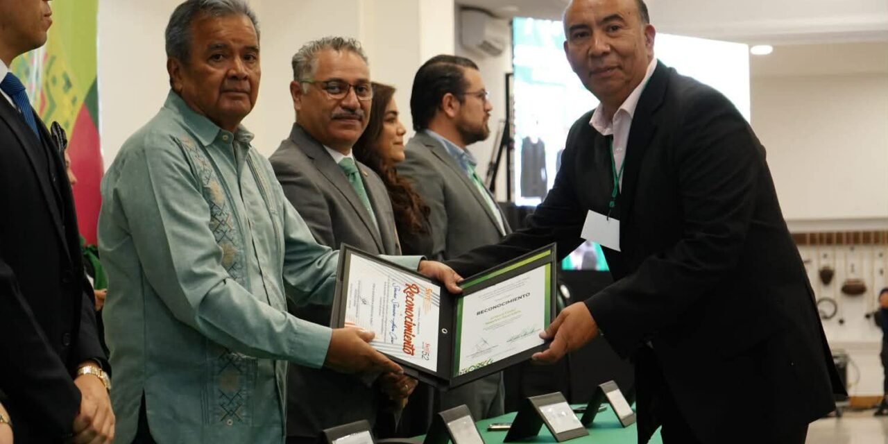 EL GOBERNADOR RICARDO GALLARDO RECONOCE A 297 TRABAJADORES DEL SISTEMA EDUCATIVO DEL SEER