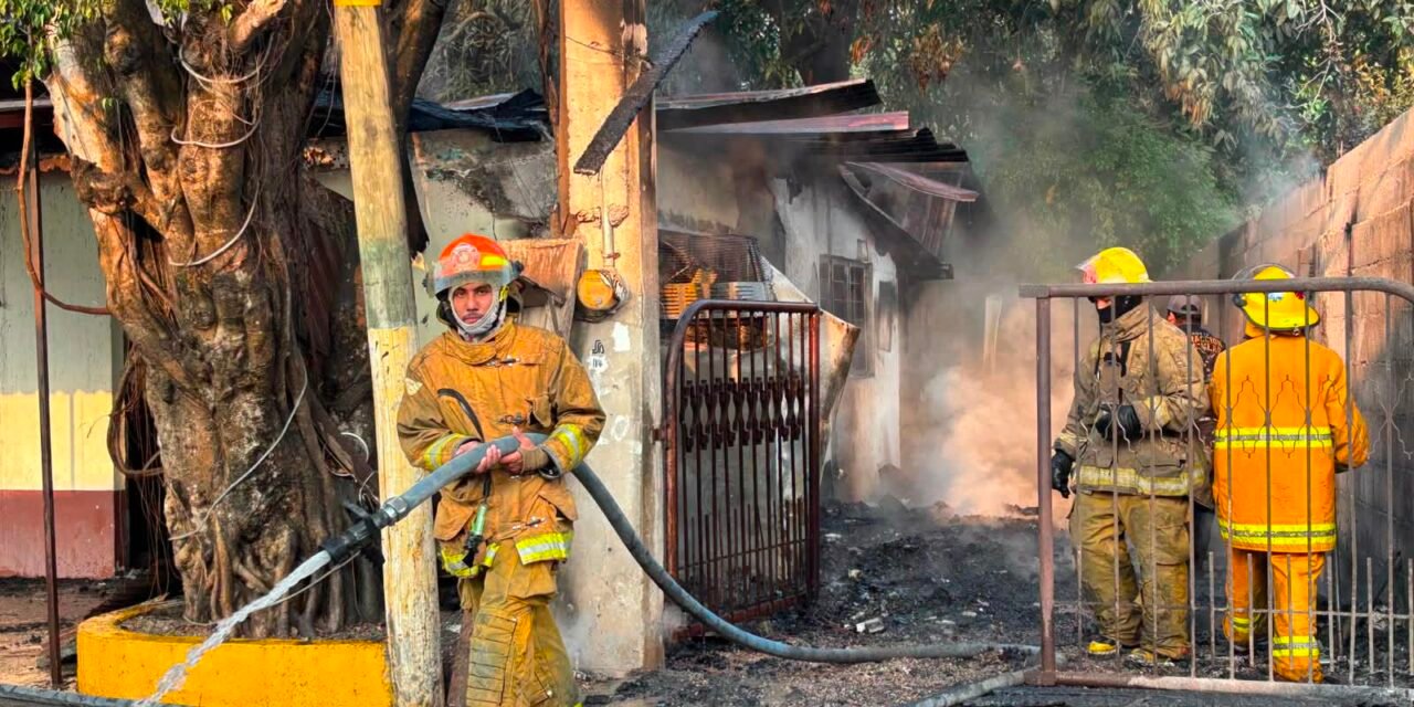 PERSONAL DE BOMBEROS SOFOCAN INCENDIO DE UN LOCAL ESTA MADRUGADA