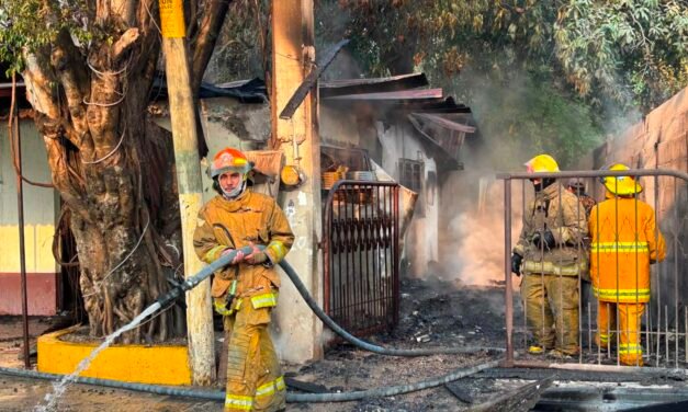 PERSONAL DE BOMBEROS SOFOCAN INCENDIO DE UN LOCAL ESTA MADRUGADA