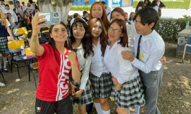 BOXEADORA OLÍMPICA FÁTIMA HERRERA INSPIRA A JÓVENES DE COBACH SLP A LUCHAR POR SUS SUEÑOS
